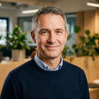 Immagine del profilo associata a James Mitchell, indicato come Amministratore delegato di G-GlobaLumex